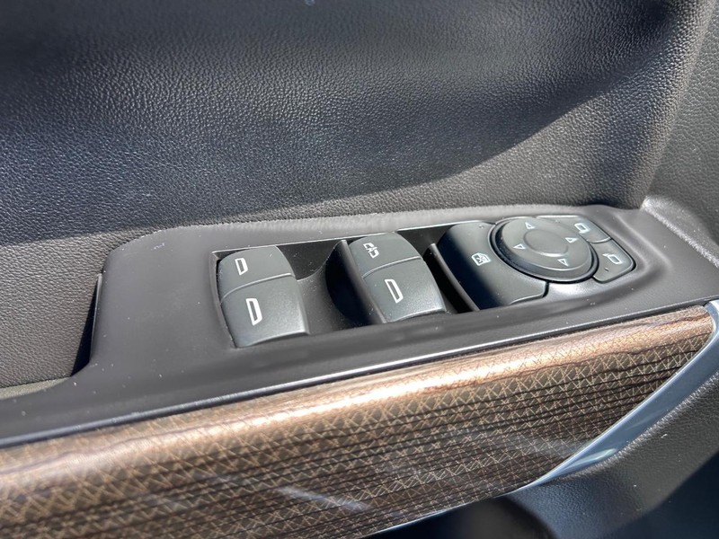 Chevrolet Silverado 1500 Vehicle Full-screen Gallery Image 15