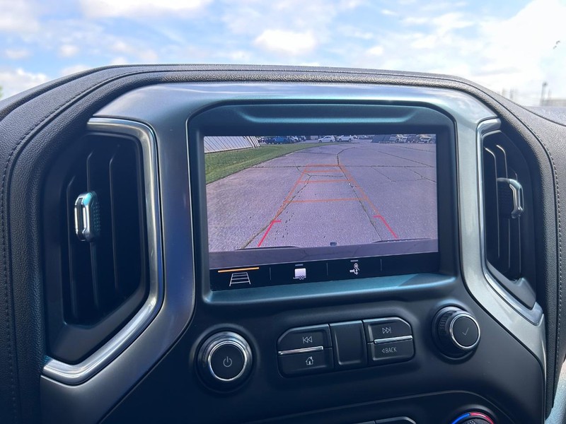 Chevrolet Silverado 1500 Vehicle Full-screen Gallery Image 18