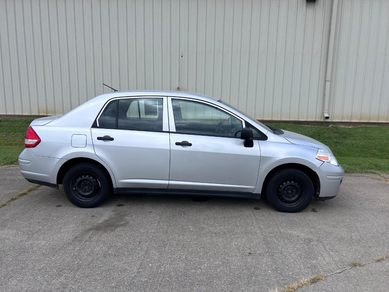 Nissan Versa Vehicle Full-screen Gallery Image 2