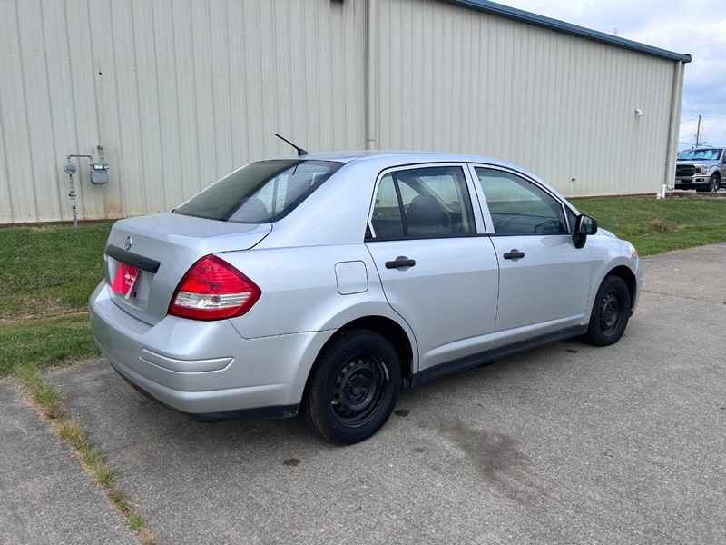 Nissan Versa Vehicle Full-screen Gallery Image 3