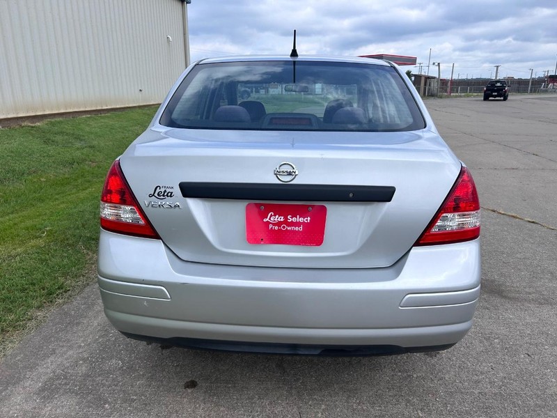 Nissan Versa Vehicle Full-screen Gallery Image 4