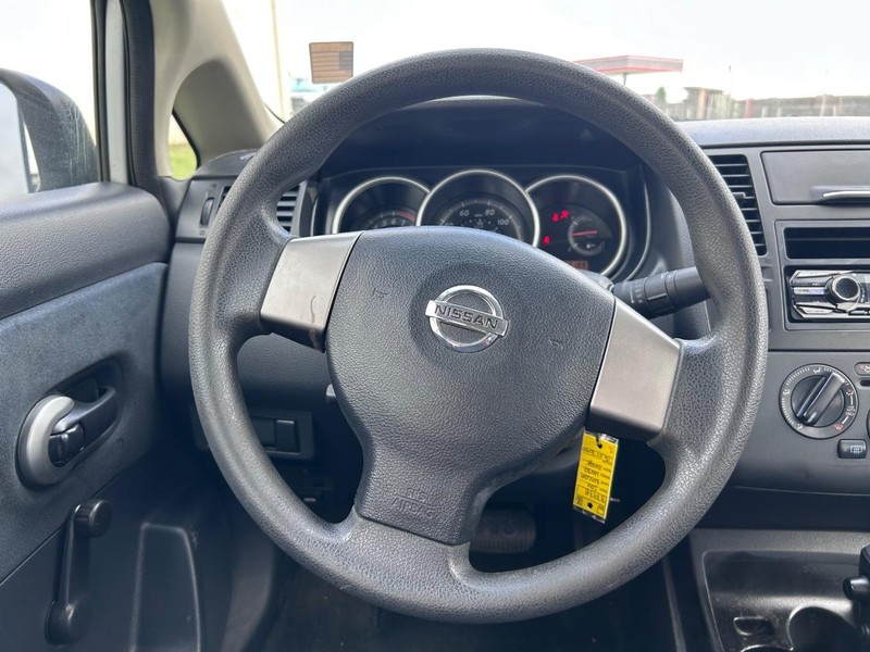 Nissan Versa Vehicle Full-screen Gallery Image 8