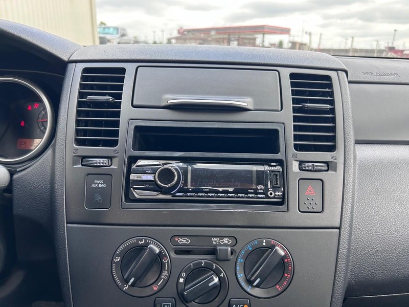 Nissan Versa Vehicle Full-screen Gallery Image 9
