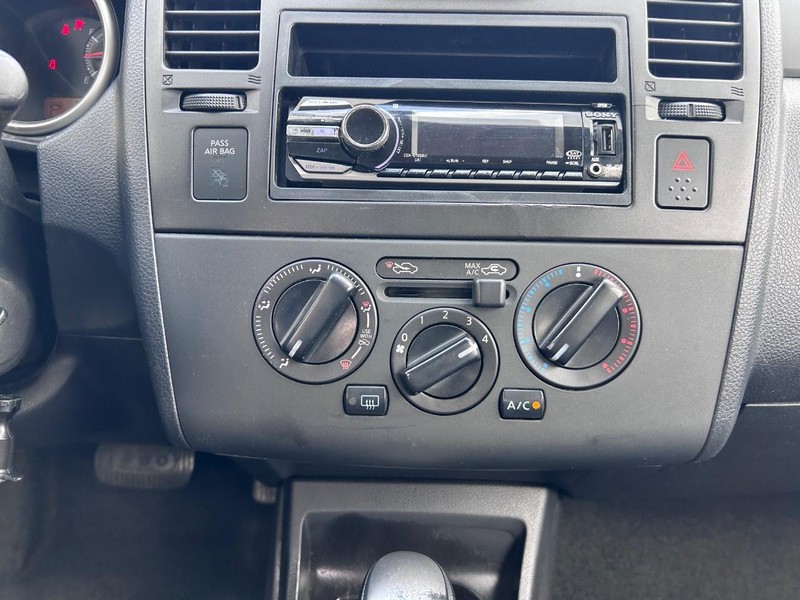 Nissan Versa Vehicle Full-screen Gallery Image 10