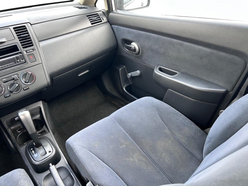 Nissan Versa Vehicle Full-screen Gallery Image 12