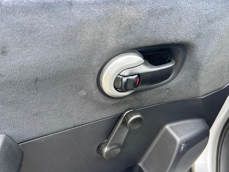 Nissan Versa Vehicle Full-screen Gallery Image 13