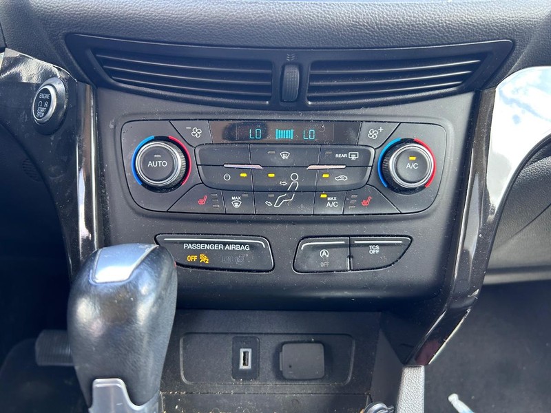 Ford Escape Vehicle Full-screen Gallery Image 14
