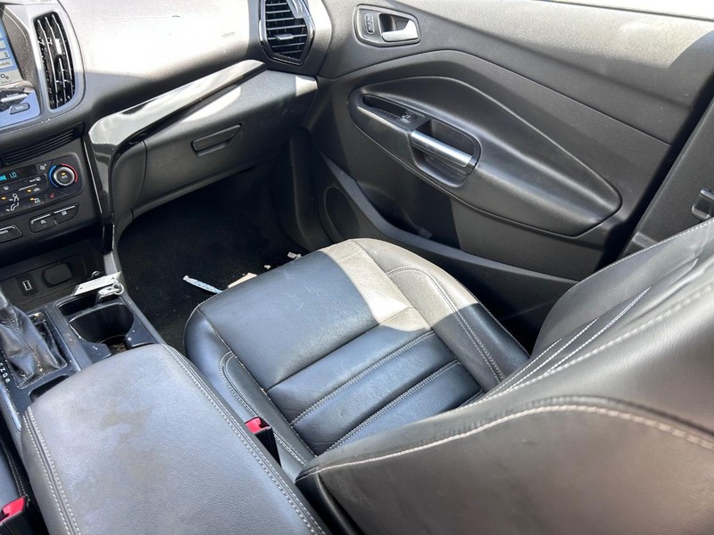 Ford Escape Vehicle Full-screen Gallery Image 16