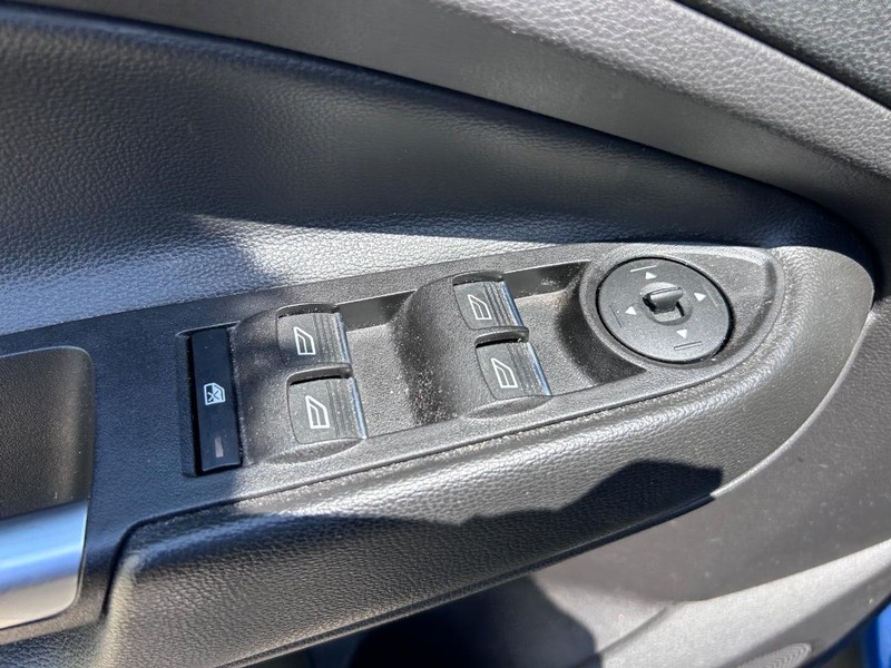 Ford Escape Vehicle Full-screen Gallery Image 17