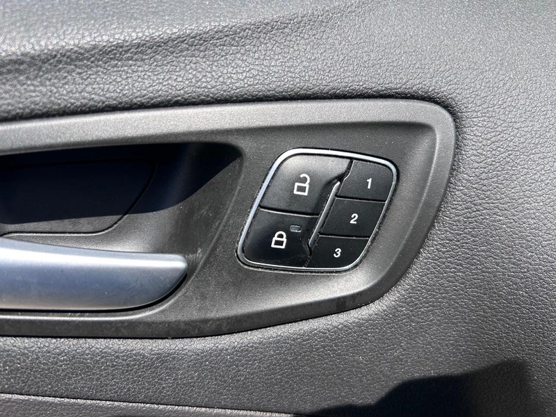 Ford Escape Vehicle Full-screen Gallery Image 18