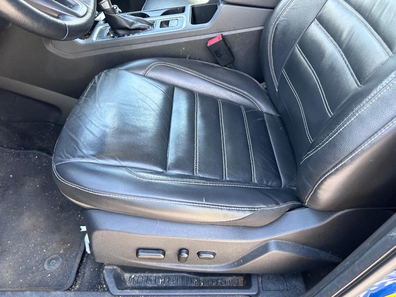 Ford Escape Vehicle Full-screen Gallery Image 19