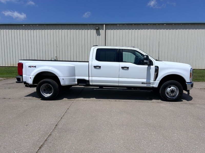 Ford Super Duty F-350 DRW Vehicle Full-screen Gallery Image 2
