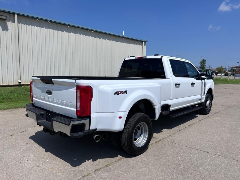 Ford Super Duty F-350 DRW Vehicle Full-screen Gallery Image 3