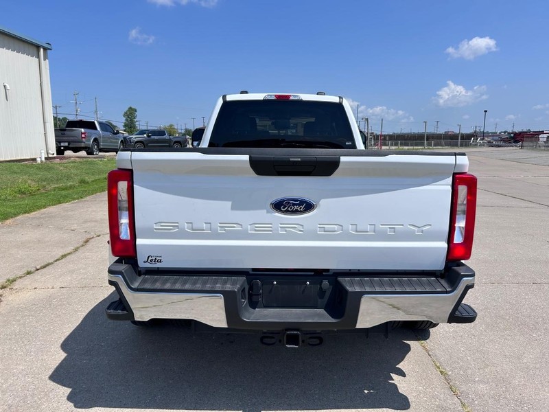 Ford Super Duty F-350 DRW Vehicle Full-screen Gallery Image 4