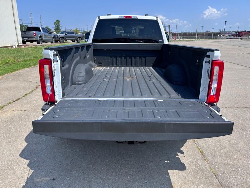 Ford Super Duty F-350 DRW Vehicle Full-screen Gallery Image 5
