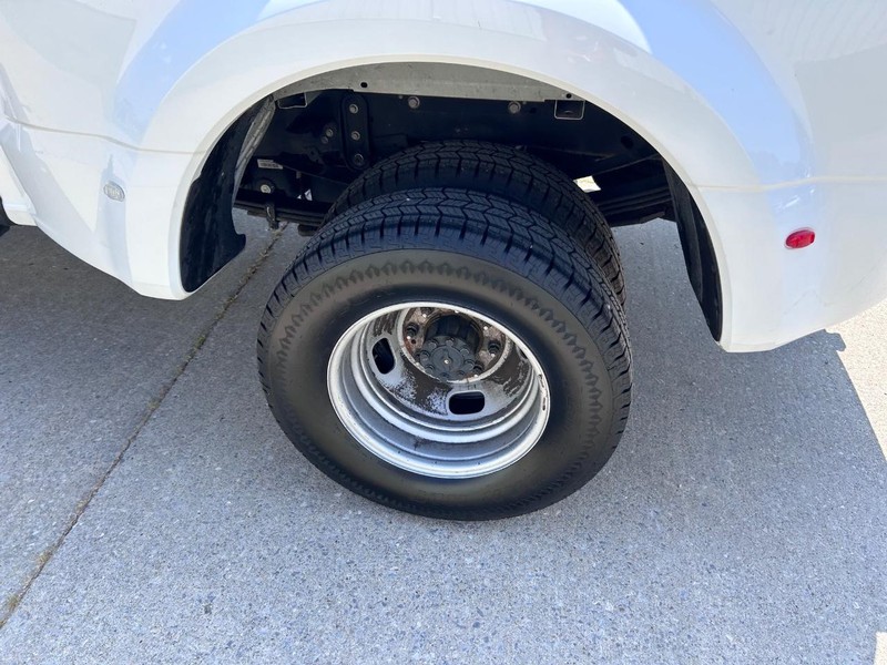 Ford Super Duty F-350 DRW Vehicle Full-screen Gallery Image 6