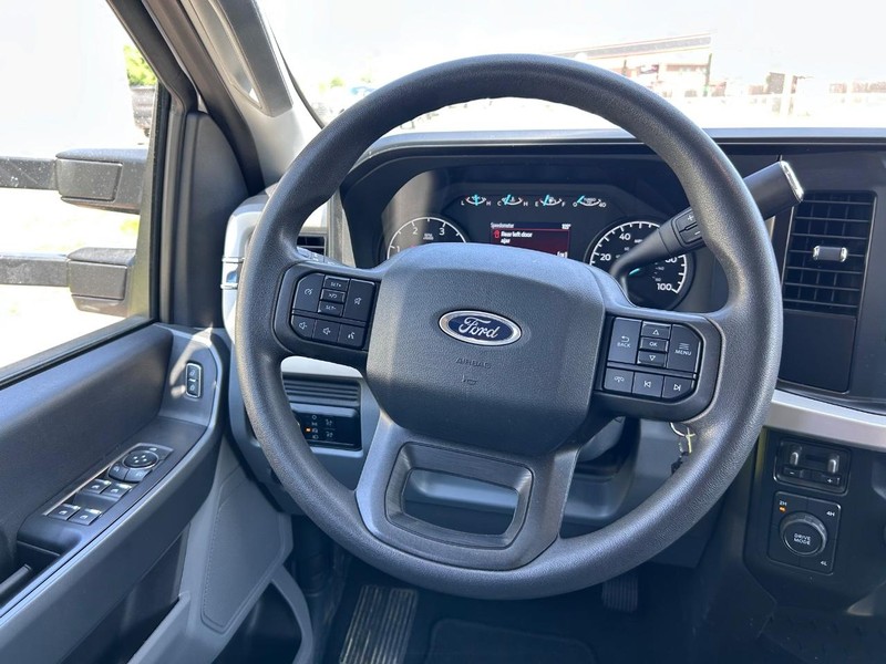 Ford Super Duty F-350 DRW Vehicle Full-screen Gallery Image 9