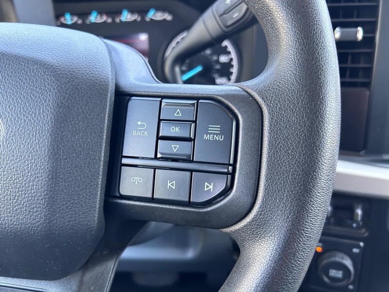 Ford Super Duty F-350 DRW Vehicle Full-screen Gallery Image 11