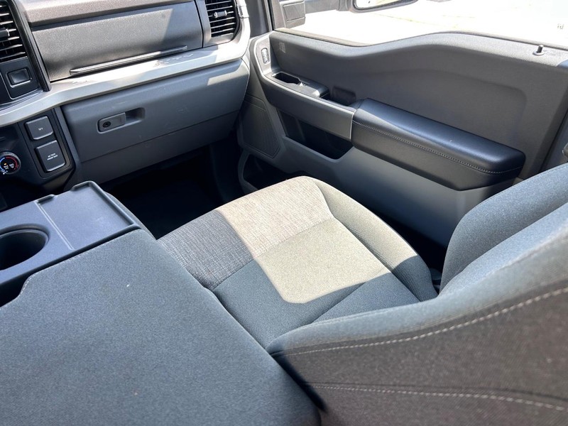 Ford Super Duty F-350 DRW Vehicle Full-screen Gallery Image 14