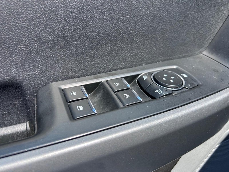 Ford Super Duty F-350 DRW Vehicle Full-screen Gallery Image 15
