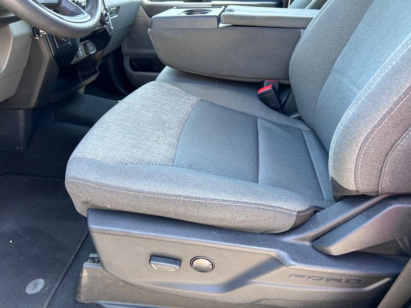 Ford Super Duty F-350 DRW Vehicle Full-screen Gallery Image 16