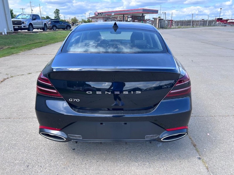 Genesis G70 Vehicle Full-screen Gallery Image 4