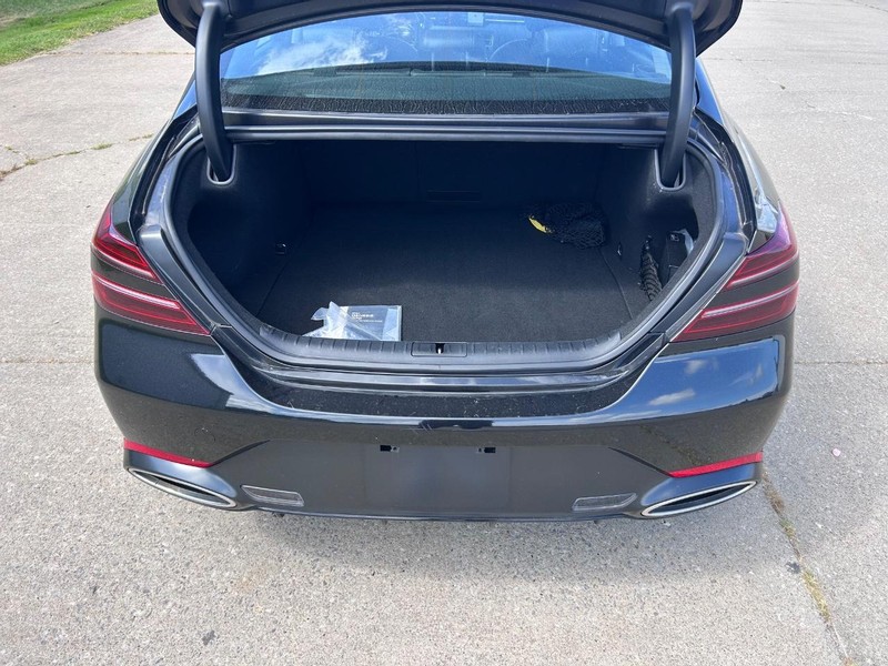 Genesis G70 Vehicle Full-screen Gallery Image 6