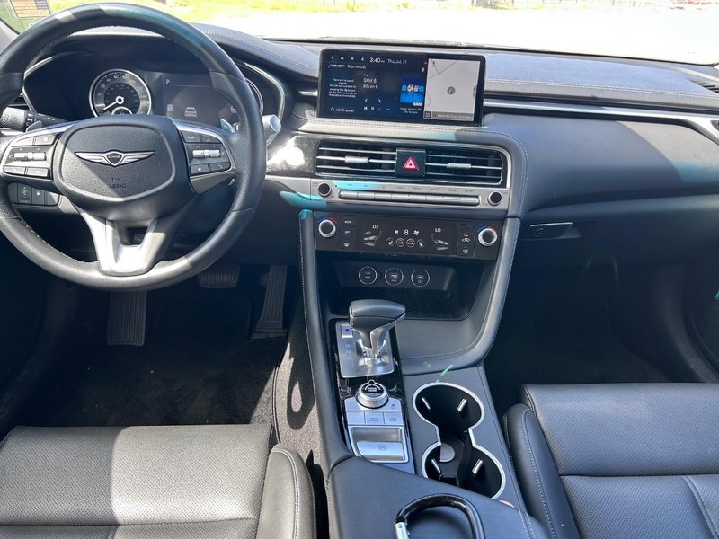 Genesis G70 Vehicle Full-screen Gallery Image 9