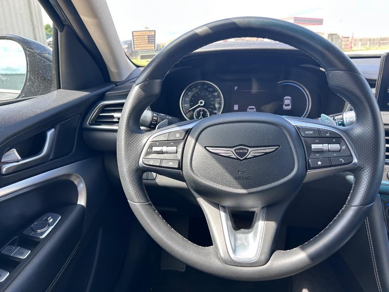 Genesis G70 Vehicle Full-screen Gallery Image 19
