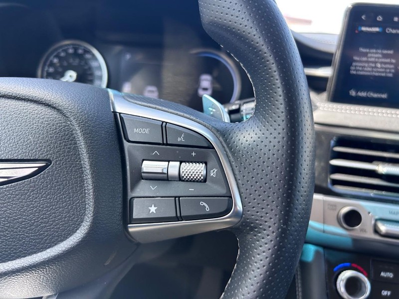 Genesis G70 Vehicle Full-screen Gallery Image 21