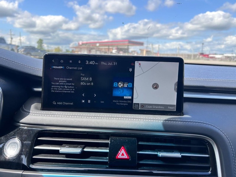 Genesis G70 Vehicle Full-screen Gallery Image 22