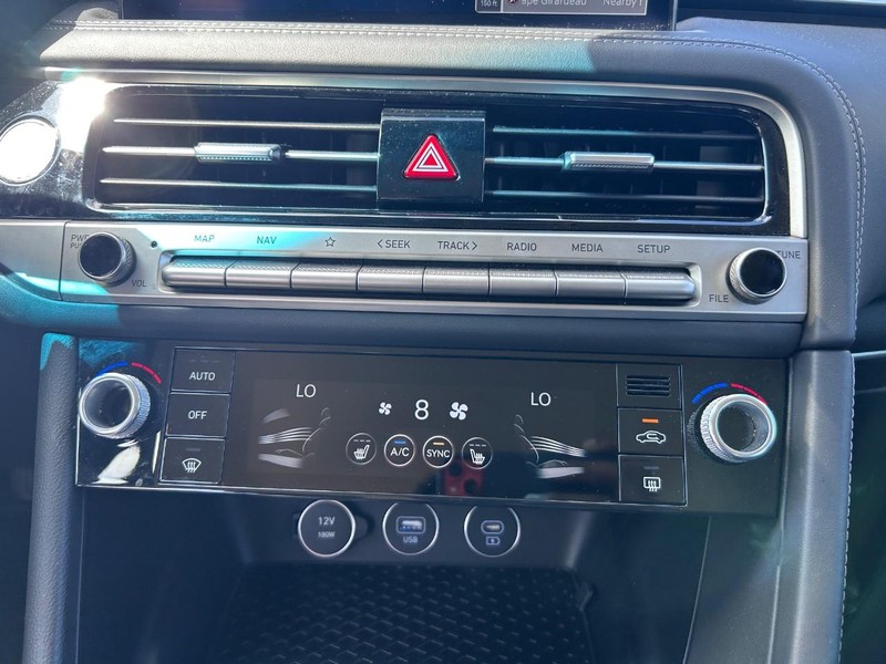 Genesis G70 Vehicle Full-screen Gallery Image 23