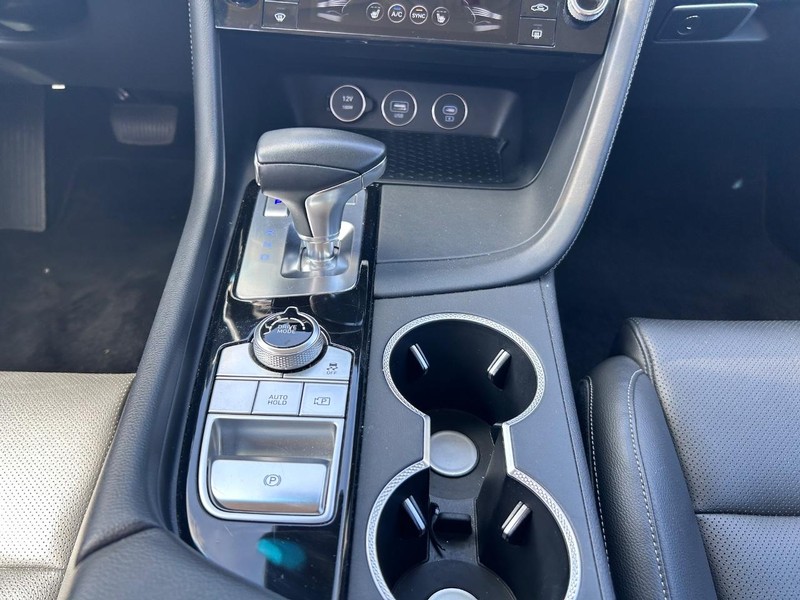 Genesis G70 Vehicle Full-screen Gallery Image 24
