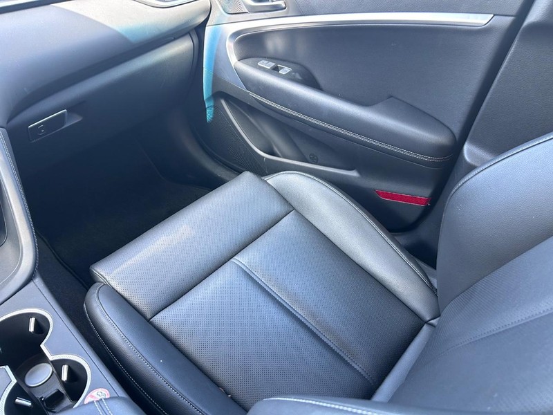 Genesis G70 Vehicle Full-screen Gallery Image 25