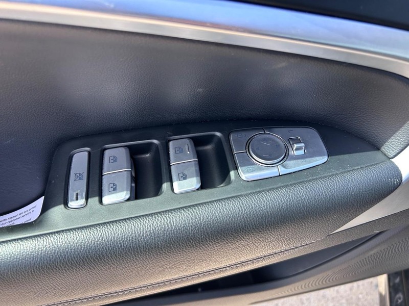 Genesis G70 Vehicle Full-screen Gallery Image 26