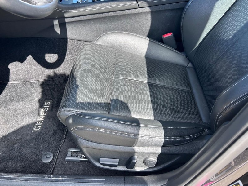 Genesis G70 Vehicle Full-screen Gallery Image 27