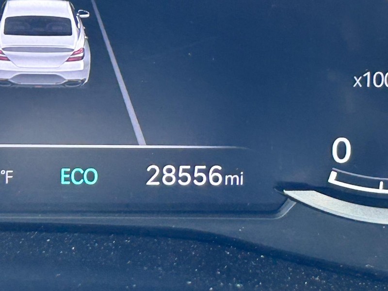 Genesis G70 Vehicle Full-screen Gallery Image 28