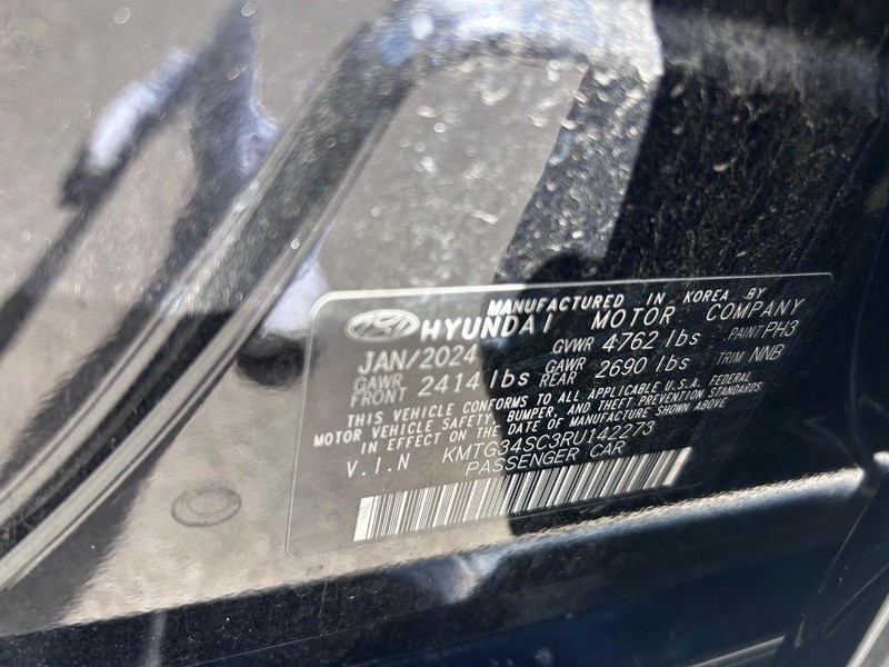 Genesis G70 Vehicle Full-screen Gallery Image 30