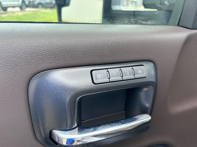 GMC Sierra 1500 Vehicle Full-screen Gallery Image 17