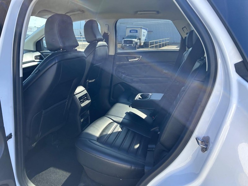 Ford Edge Vehicle Full-screen Gallery Image 7