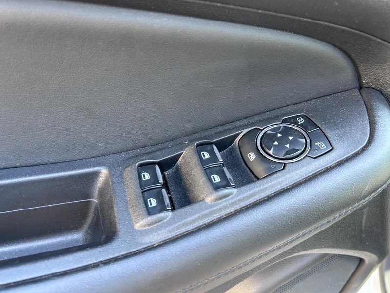 Ford Edge Vehicle Full-screen Gallery Image 16