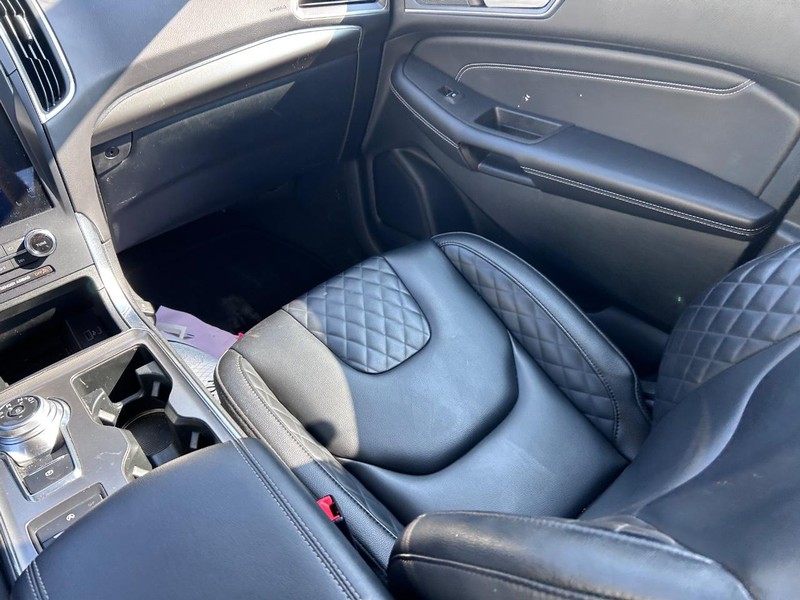 Ford Edge Vehicle Full-screen Gallery Image 16