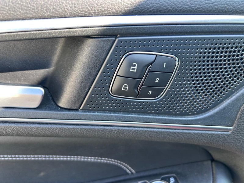 Ford Edge Vehicle Full-screen Gallery Image 18
