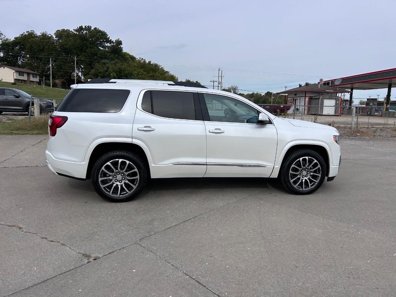 GMC Acadia Vehicle Full-screen Gallery Image 2