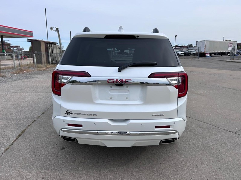 GMC Acadia Vehicle Full-screen Gallery Image 4