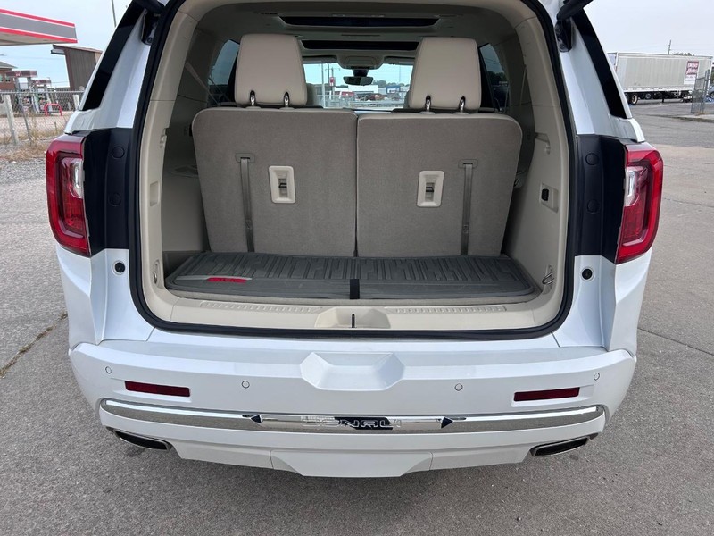 GMC Acadia Vehicle Full-screen Gallery Image 5
