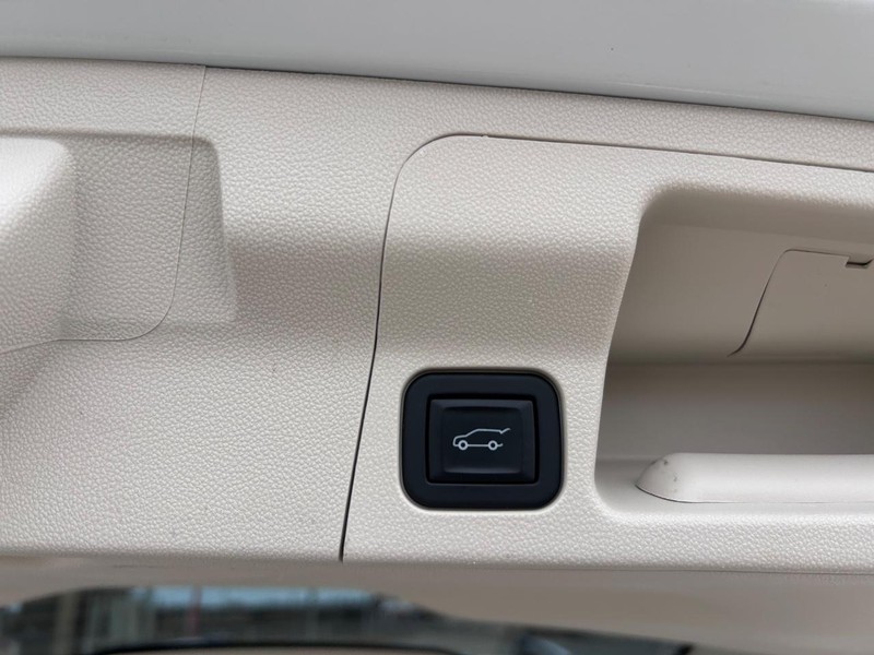 GMC Acadia Vehicle Full-screen Gallery Image 6