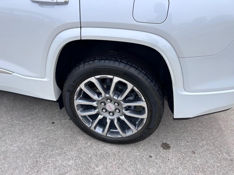 GMC Acadia Vehicle Full-screen Gallery Image 7