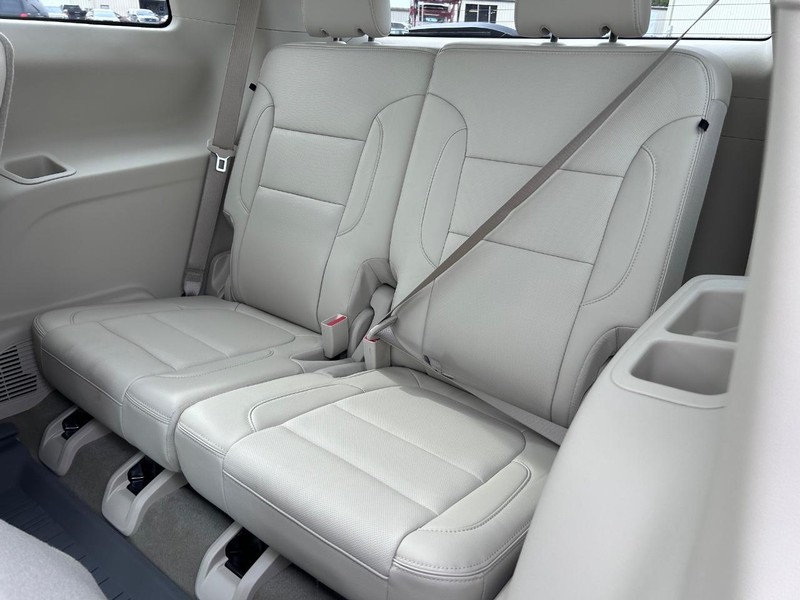 GMC Acadia Vehicle Full-screen Gallery Image 8