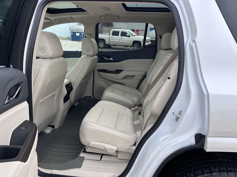 GMC Acadia Vehicle Full-screen Gallery Image 9